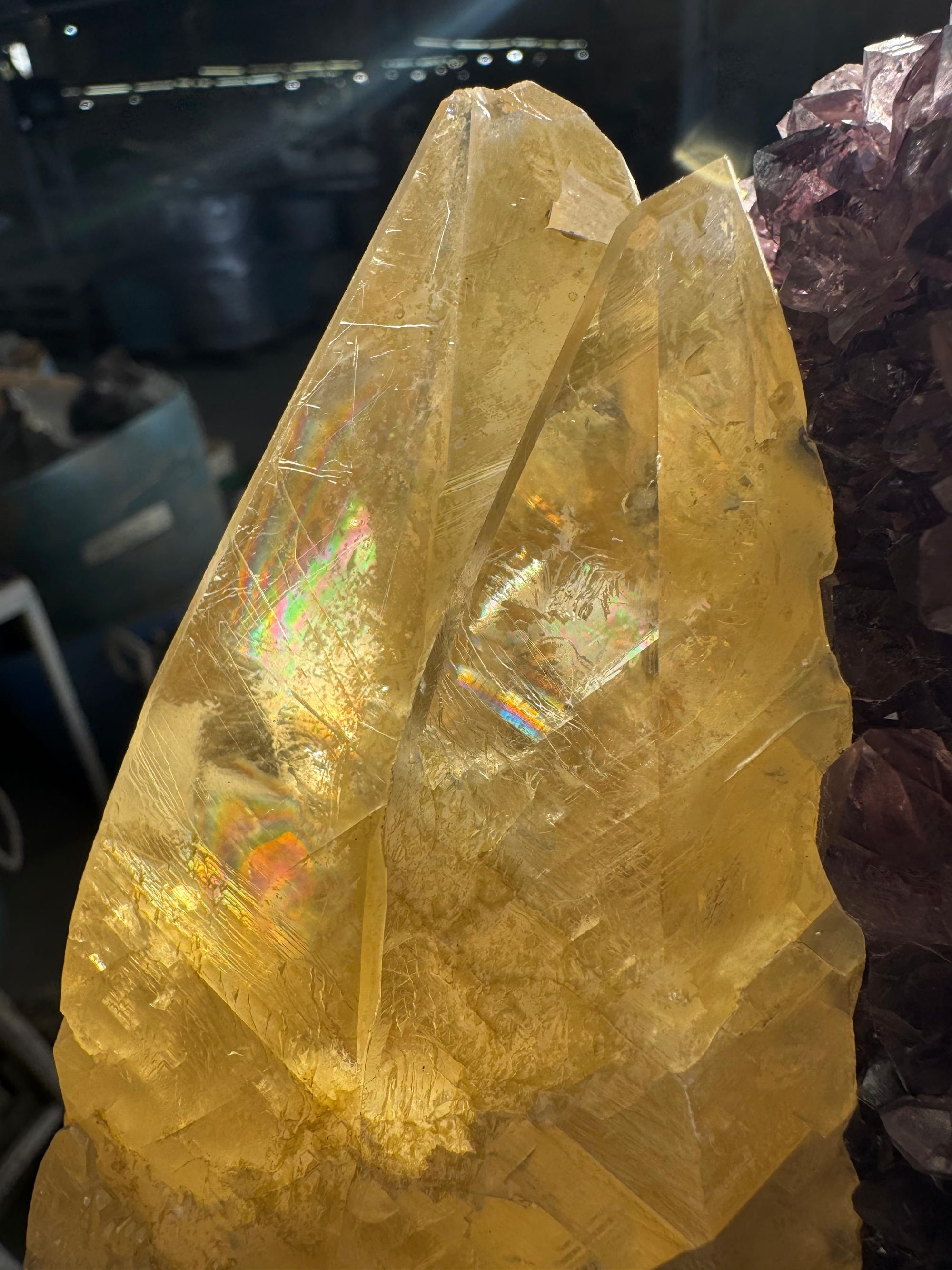 Gran cristal de calcita amarilla, translúcido, con reflejos de color