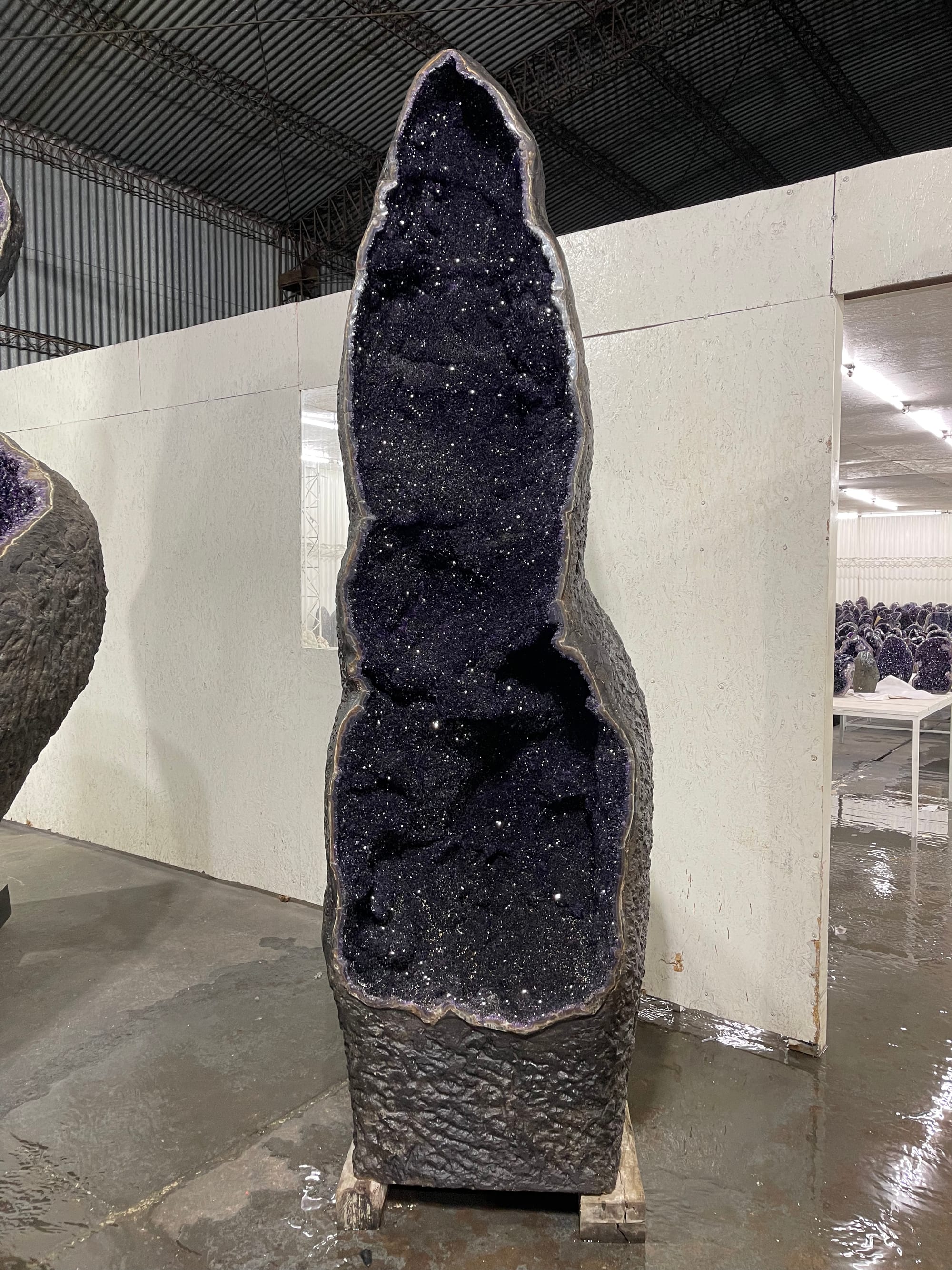 Geoda de amatista de gran formato, de pie, de varios metros de alto, en el showroom
