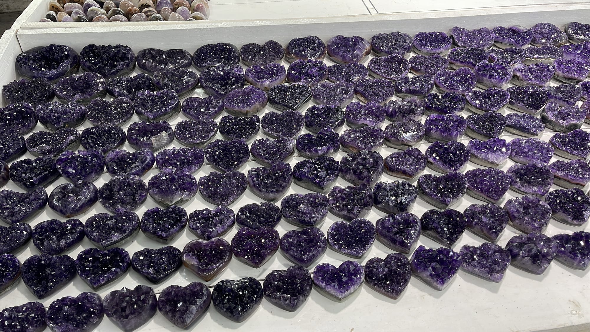 Lote de corazones de amatista ordenados sobre una mesa